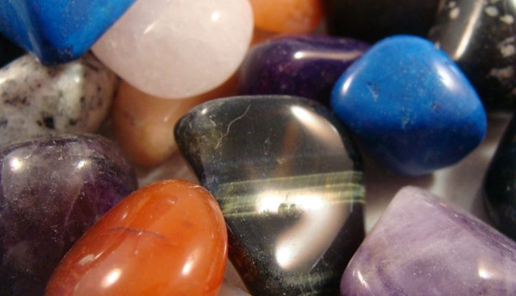 طاقة الأحجار الكريمة وتأثيراتها على الصحة والمال والحظ